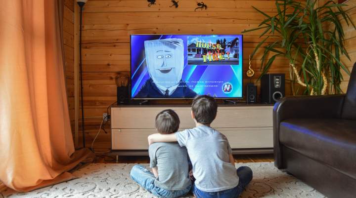 A picture of two children watching TV