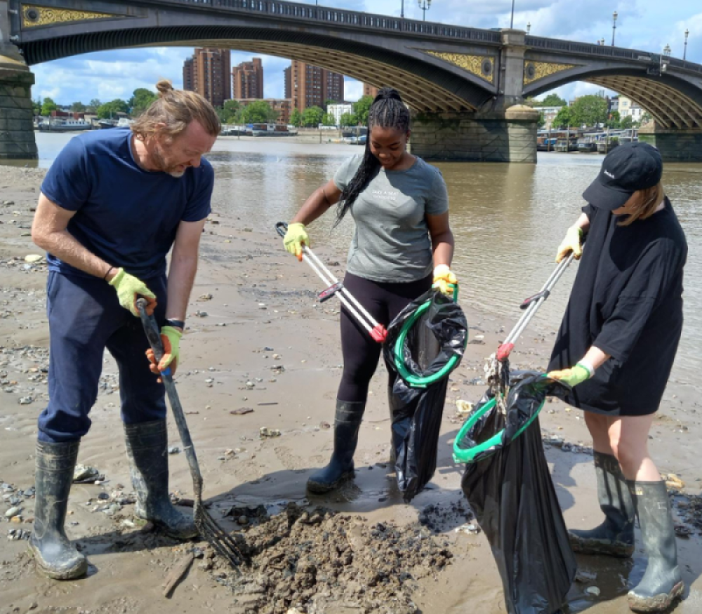 IABeers litter picking on the Thames